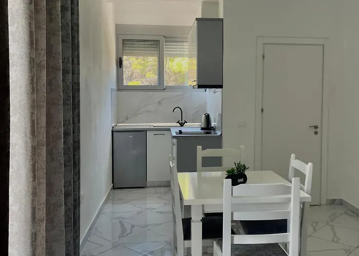 Apartament Xhefri's *